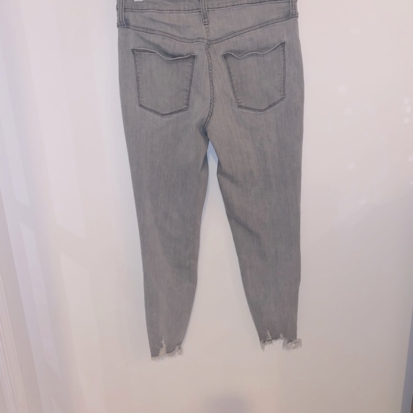 Universal Thread High Rise Skinny
Crop Light Grey Wash Size 6 - Picture 6 of 12